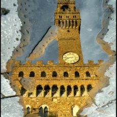 Firenze, Palazzo Vecchio riflesso nell’acqua sul selciato di Piazza della Signoria.